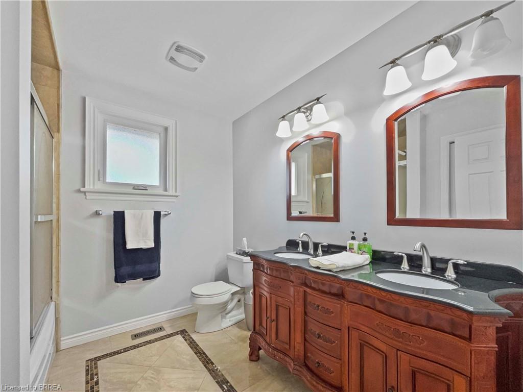 701 Upper Paradise Road, Hamilton, ON - Indoor Photo Showing Bathroom
