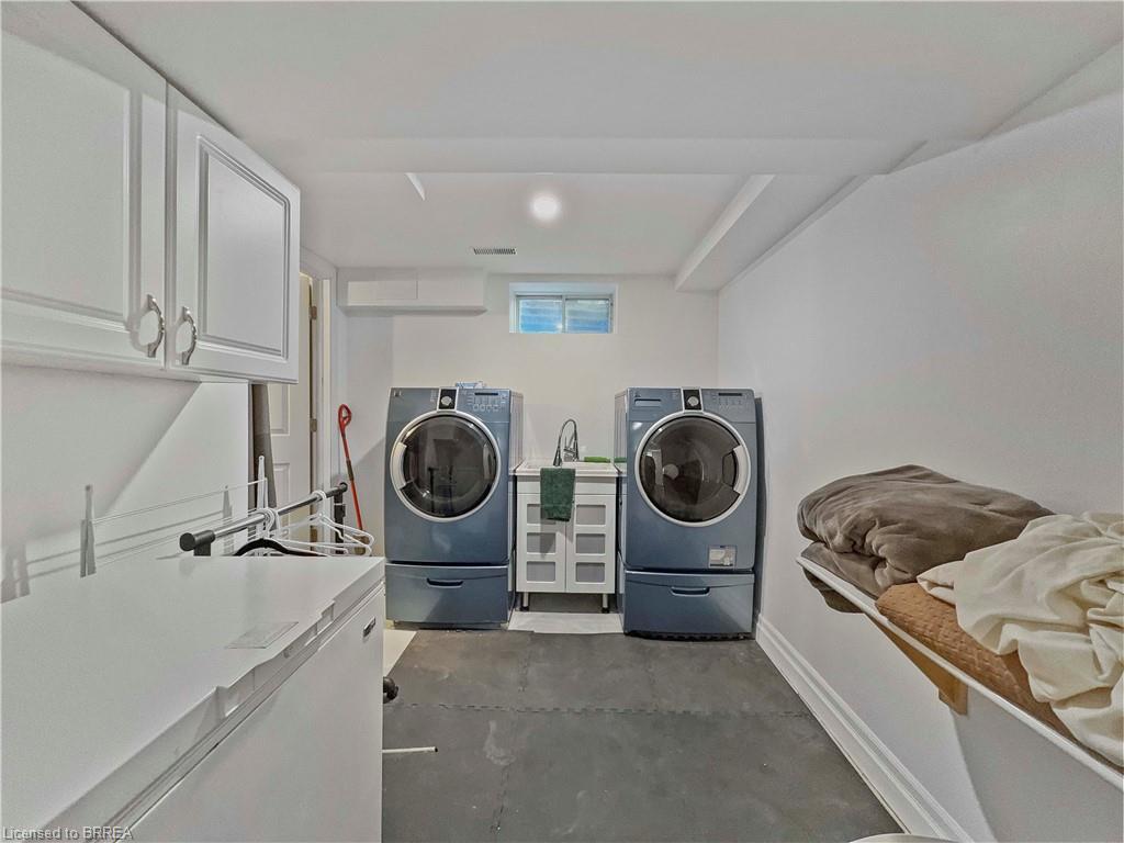 701 Upper Paradise Road, Hamilton, ON - Indoor Photo Showing Laundry Room