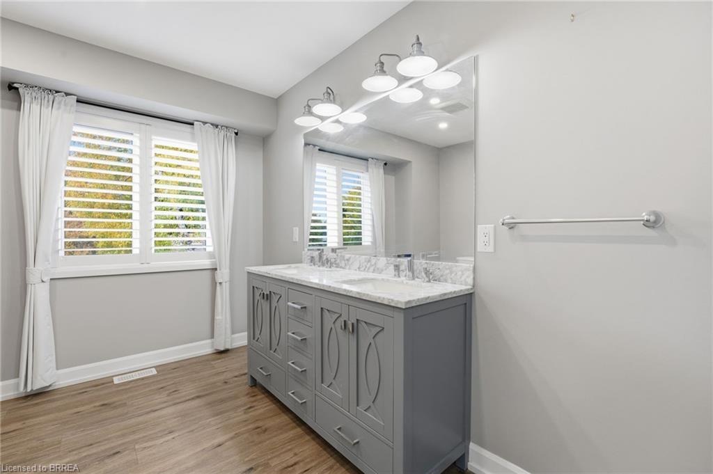 12 Halftree Place, Brantford, ON - Indoor Photo Showing Bathroom