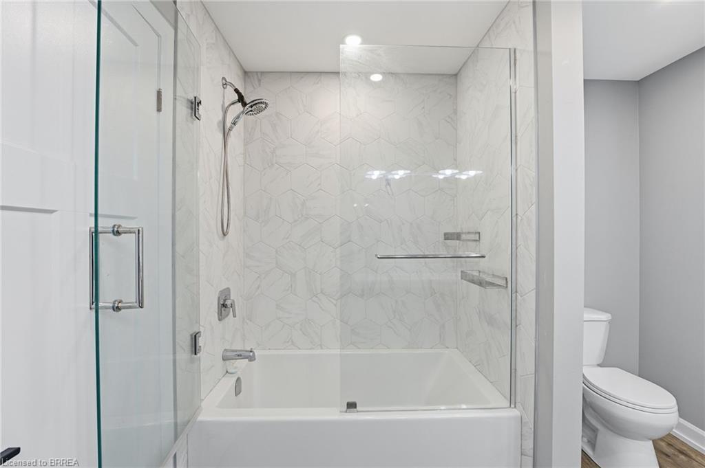 12 Halftree Place, Brantford, ON - Indoor Photo Showing Bathroom