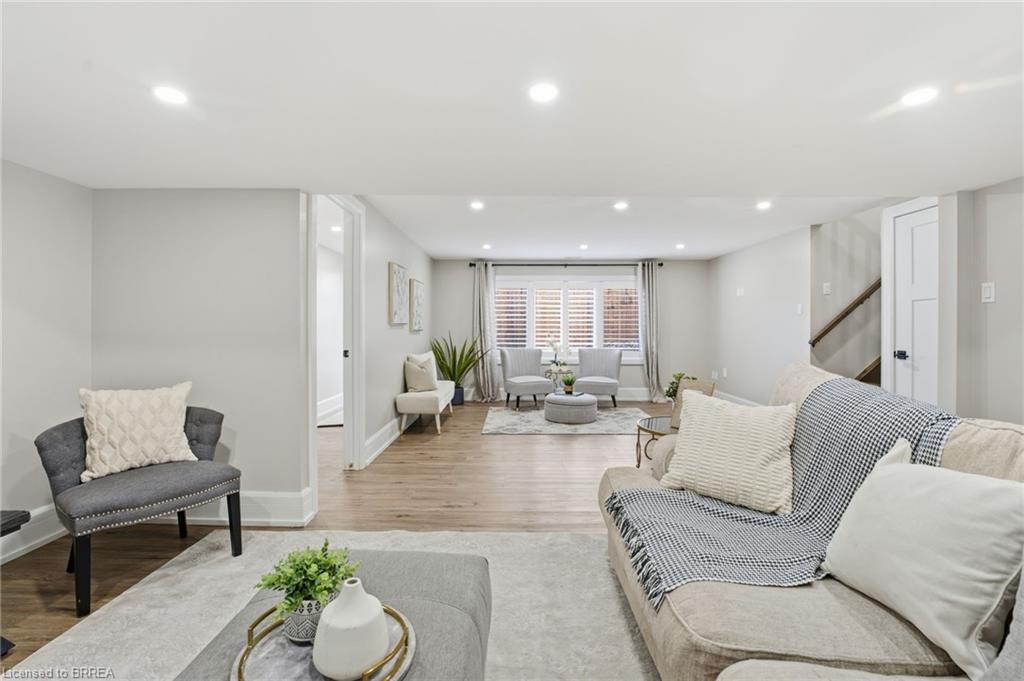 12 Halftree Place, Brantford, ON - Indoor Photo Showing Living Room