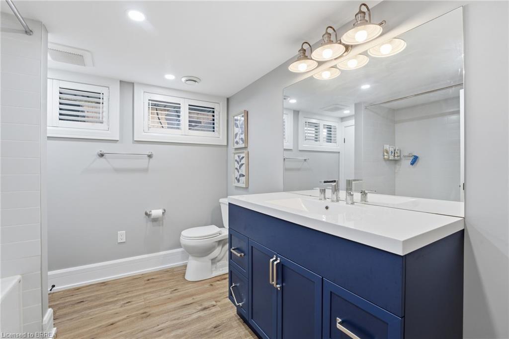 12 Halftree Place, Brantford, ON - Indoor Photo Showing Bathroom