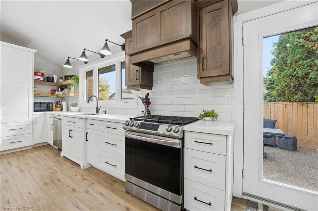 12 Halftree Place, Brantford, ON - Indoor Photo Showing Kitchen With Upgraded Kitchen