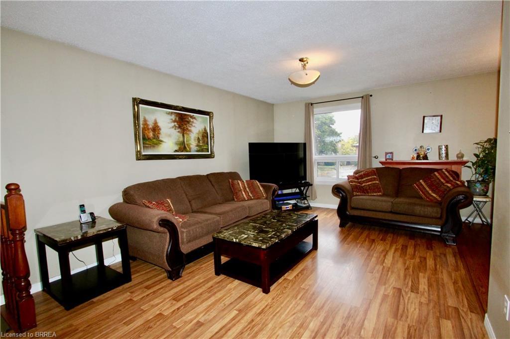 388 Brantwood Park Road, Brantford, ON - Indoor Photo Showing Living Room