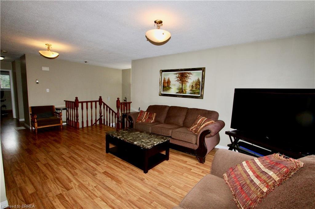 388 Brantwood Park Road, Brantford, ON - Indoor Photo Showing Living Room