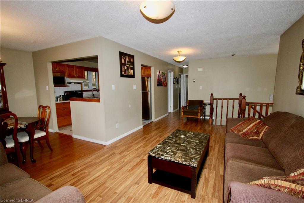 388 Brantwood Park Road, Brantford, ON - Indoor Photo Showing Living Room