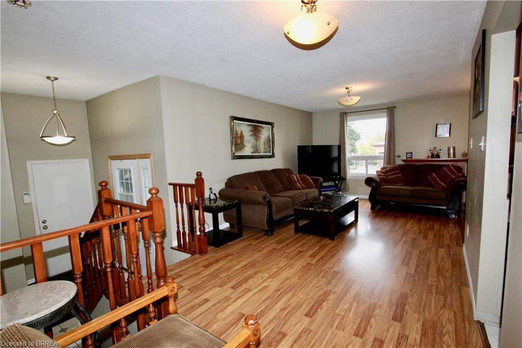 388 Brantwood Park Road, Brantford, ON - Indoor Photo Showing Living Room