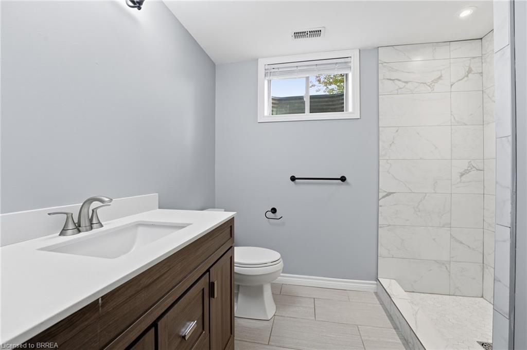 11 Cottonwood Street, Waterford, ON - Indoor Photo Showing Bathroom