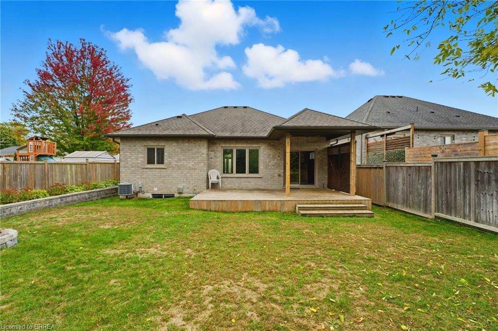 11 Cottonwood Street, Waterford, ON - Outdoor With Backyard