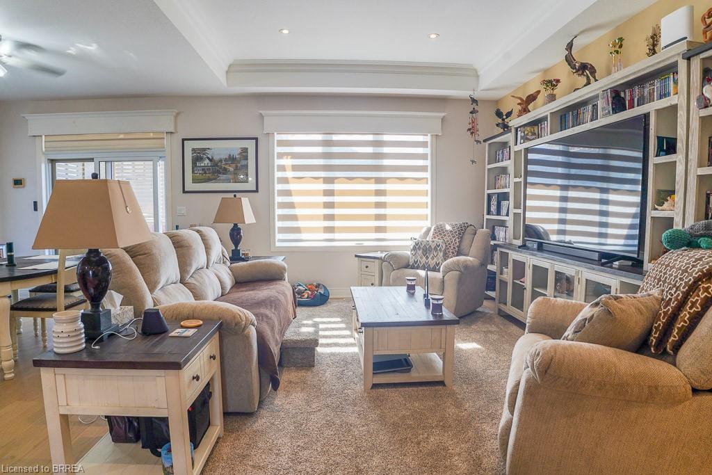 6 Gibbons Street, Waterford, ON - Indoor Photo Showing Living Room
