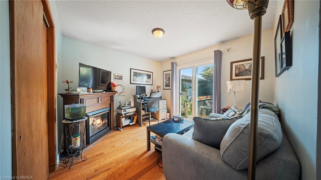 6442 Taylor Street, Niagara Falls, ON - Indoor Photo Showing Living Room With Fireplace