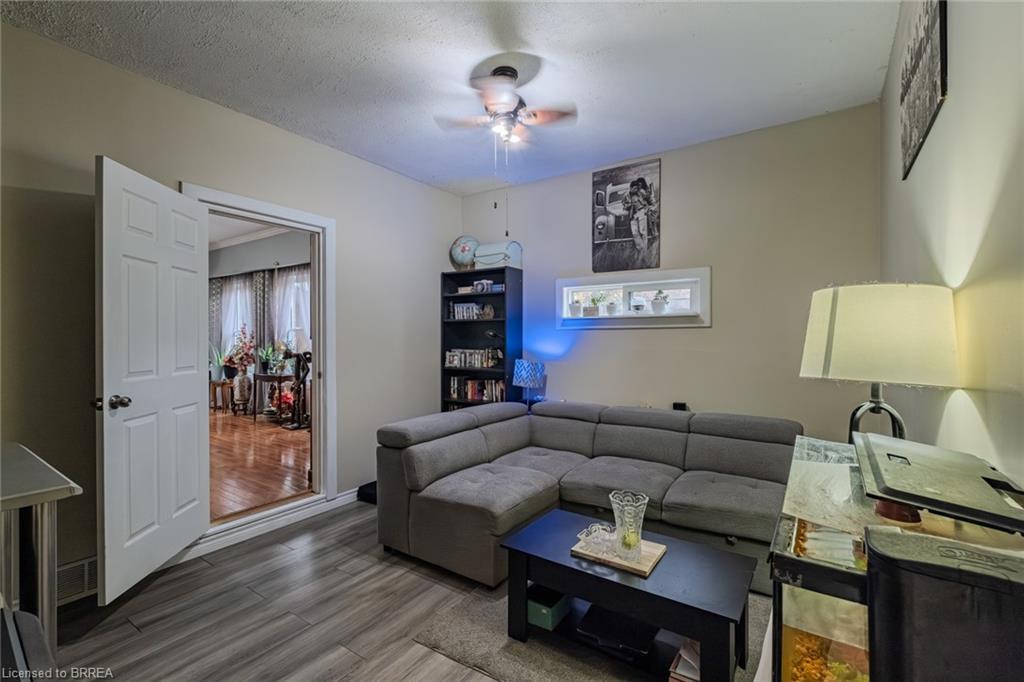 2104 Governors Road, Hamilton, ON - Indoor Photo Showing Living Room