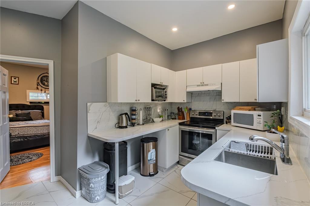 2104 Governors Road, Hamilton, ON - Indoor Photo Showing Kitchen