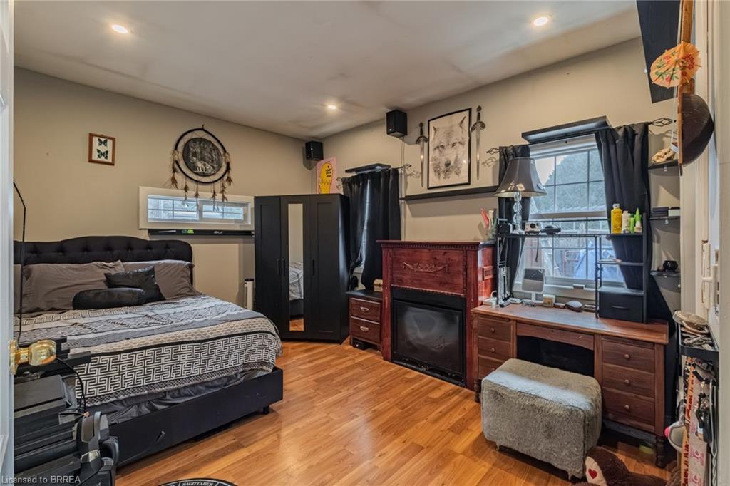 2104 Governors Road, Hamilton, ON - Indoor Photo Showing Bedroom