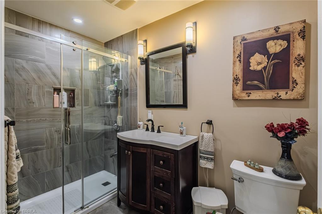 2104 Governors Road, Hamilton, ON - Indoor Photo Showing Bathroom