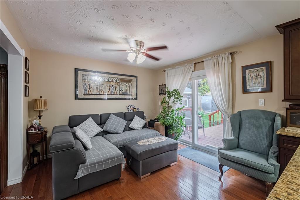 2104 Governors Road, Hamilton, ON - Indoor Photo Showing Living Room
