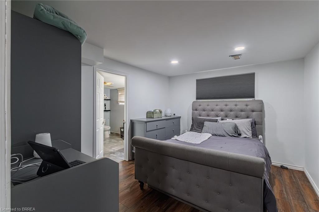 2104 Governors Road, Hamilton, ON - Indoor Photo Showing Bedroom