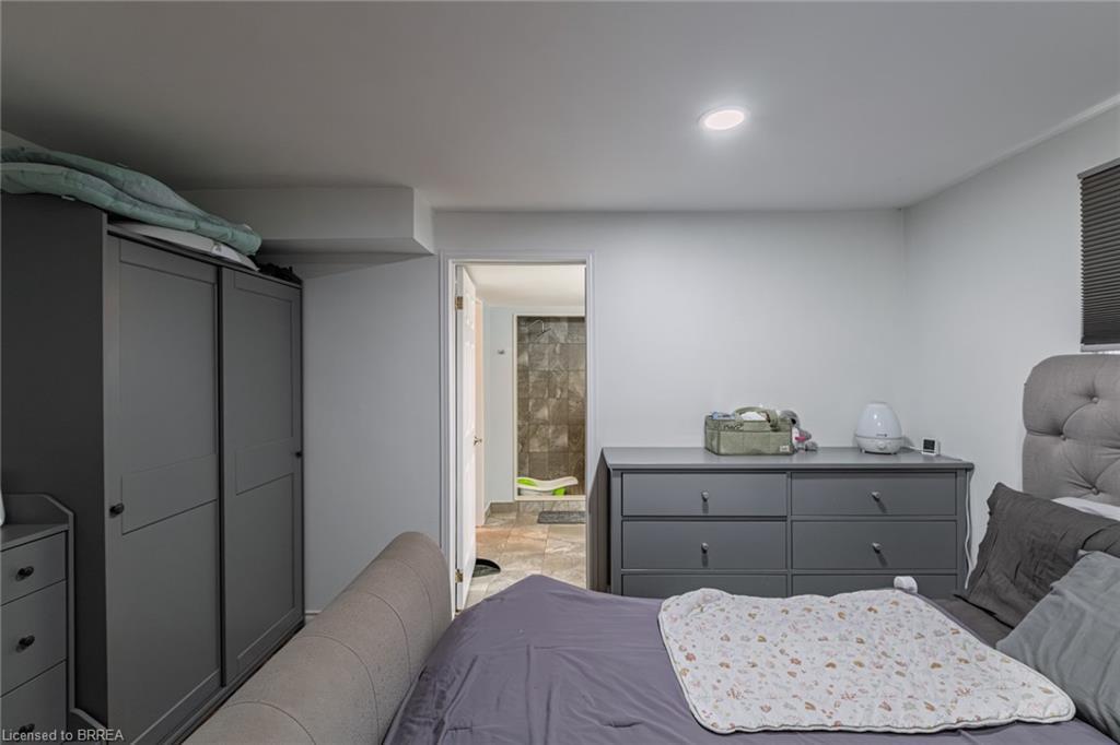 2104 Governors Road, Hamilton, ON - Indoor Photo Showing Bedroom