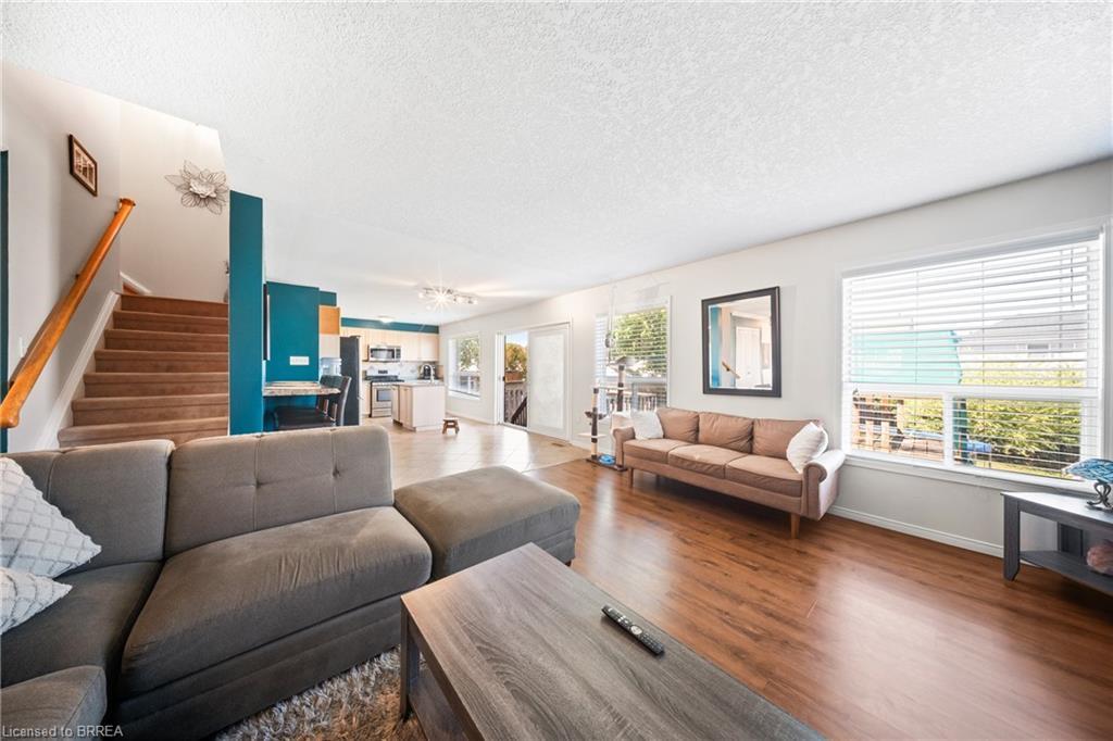 132 Blackburn Drive, Brantford, ON - Indoor Photo Showing Living Room