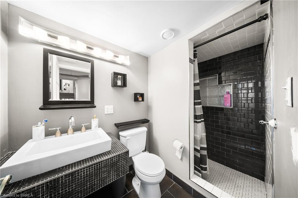 132 Blackburn Drive, Brantford, ON - Indoor Photo Showing Bathroom