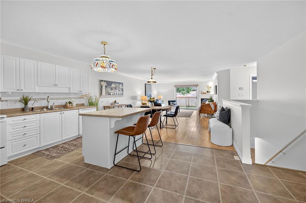 4-385 Park Road N, Brantford, ON - Indoor Photo Showing Kitchen With Double Sink
