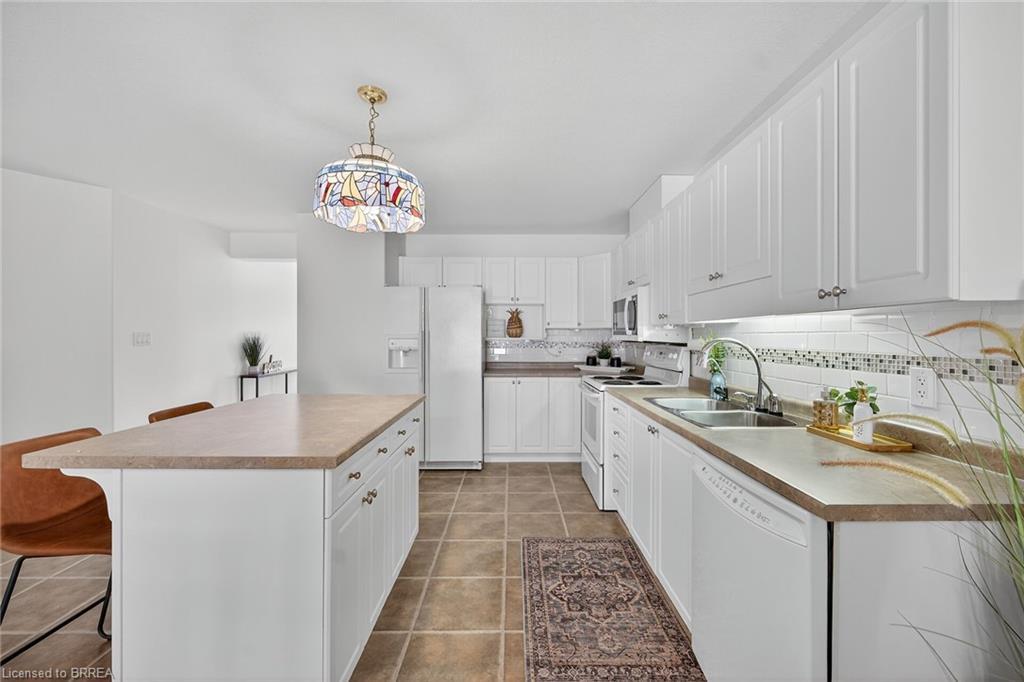4-385 Park Road N, Brantford, ON - Indoor Photo Showing Kitchen With Double Sink