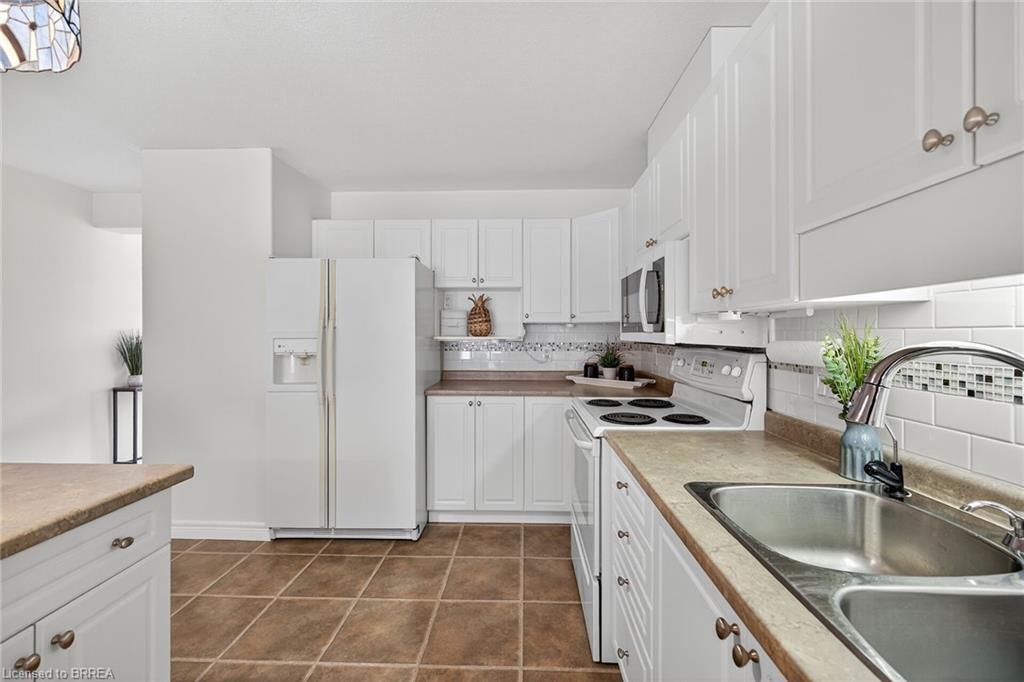 4-385 Park Road N, Brantford, ON - Indoor Photo Showing Kitchen With Double Sink