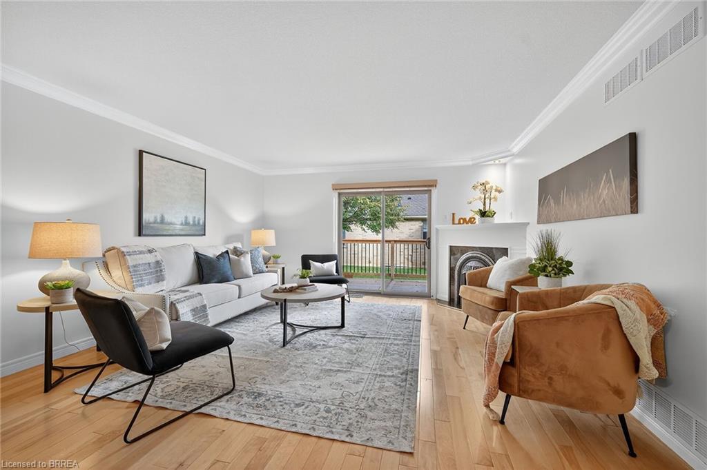 4-385 Park Road N, Brantford, ON - Indoor Photo Showing Living Room