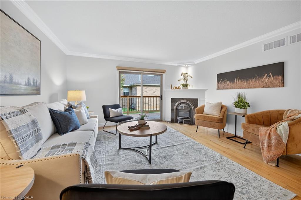 4-385 Park Road N, Brantford, ON - Indoor Photo Showing Living Room