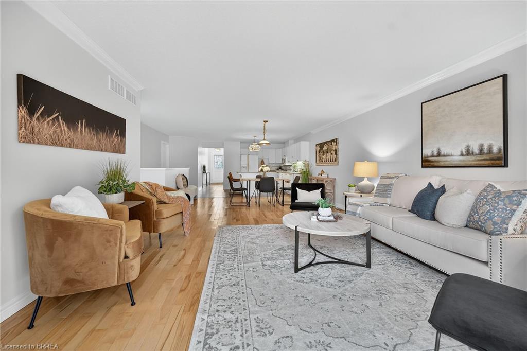 4-385 Park Road N, Brantford, ON - Indoor Photo Showing Living Room