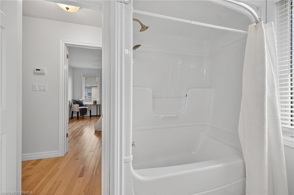 4-385 Park Road N, Brantford, ON - Indoor Photo Showing Bathroom