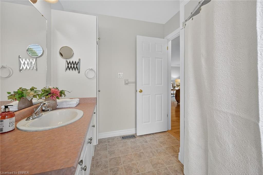 4-385 Park Road N, Brantford, ON - Indoor Photo Showing Bathroom