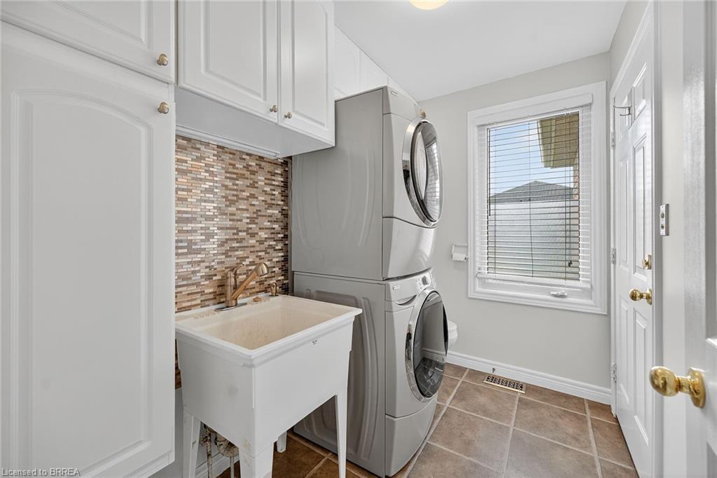 4-385 Park Road N, Brantford, ON - Indoor Photo Showing Laundry Room