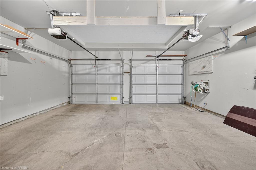 4-385 Park Road N, Brantford, ON - Indoor Photo Showing Garage