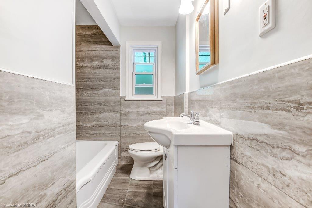 25 Henry Street, Brantford, ON - Indoor Photo Showing Bathroom