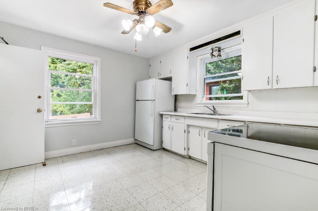 25 Henry Street, Brantford, ON - Indoor Photo Showing Kitchen