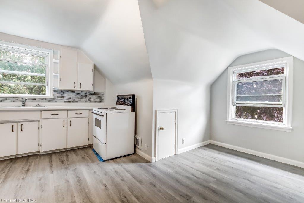 25 Henry Street, Brantford, ON - Indoor