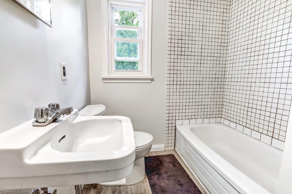 25 Henry Street, Brantford, ON - Indoor Photo Showing Bathroom
