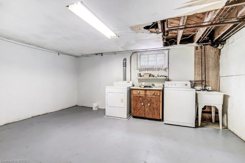 25 Henry Street, Brantford, ON - Indoor Photo Showing Laundry Room
