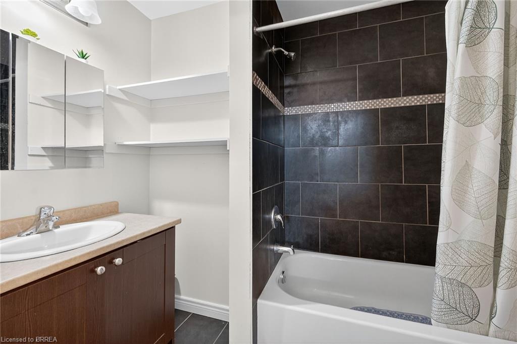 96-20 Mcconkey Crescent, Brantford, ON - Indoor Photo Showing Bathroom