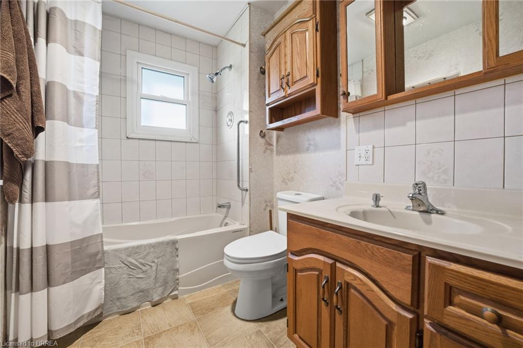42 Jerseyville Road, Brantford, ON - Indoor Photo Showing Bathroom