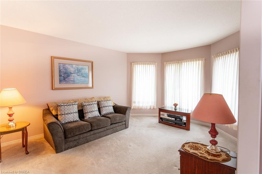 47 Maplecrest Lane, Brantford, ON - Indoor Photo Showing Living Room