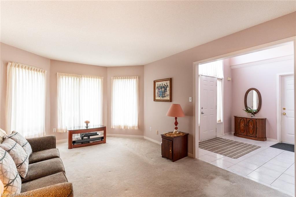 47 Maplecrest Lane, Brantford, ON - Indoor Photo Showing Living Room