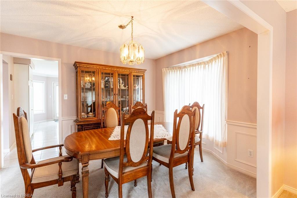 47 Maplecrest Lane, Brantford, ON - Indoor Photo Showing Dining Room