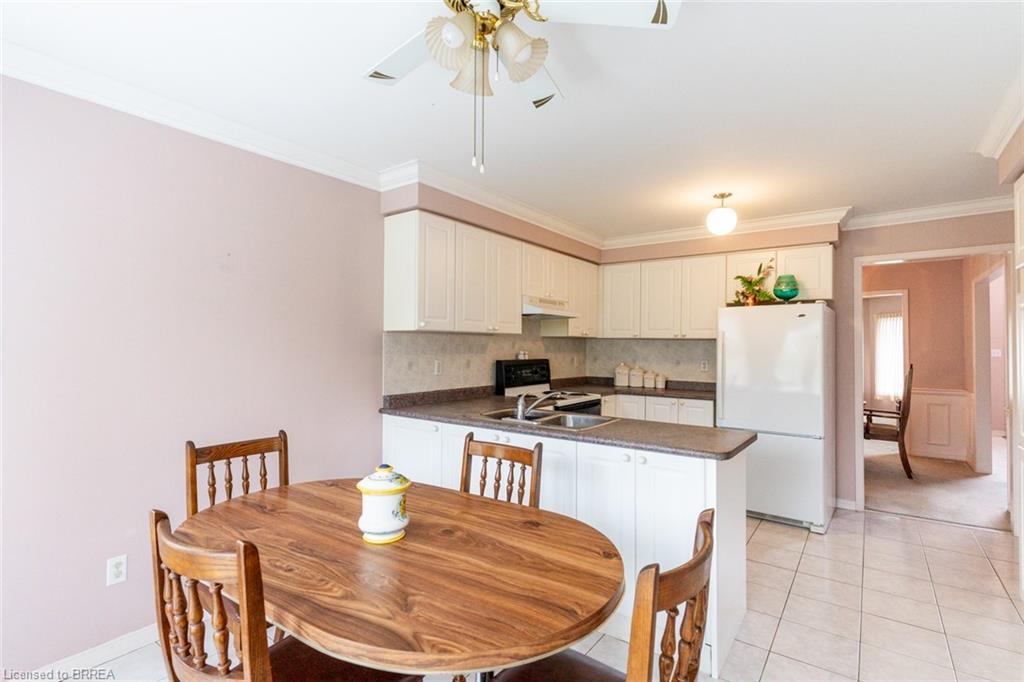 47 Maplecrest Lane, Brantford, ON - Indoor Photo Showing Dining Room