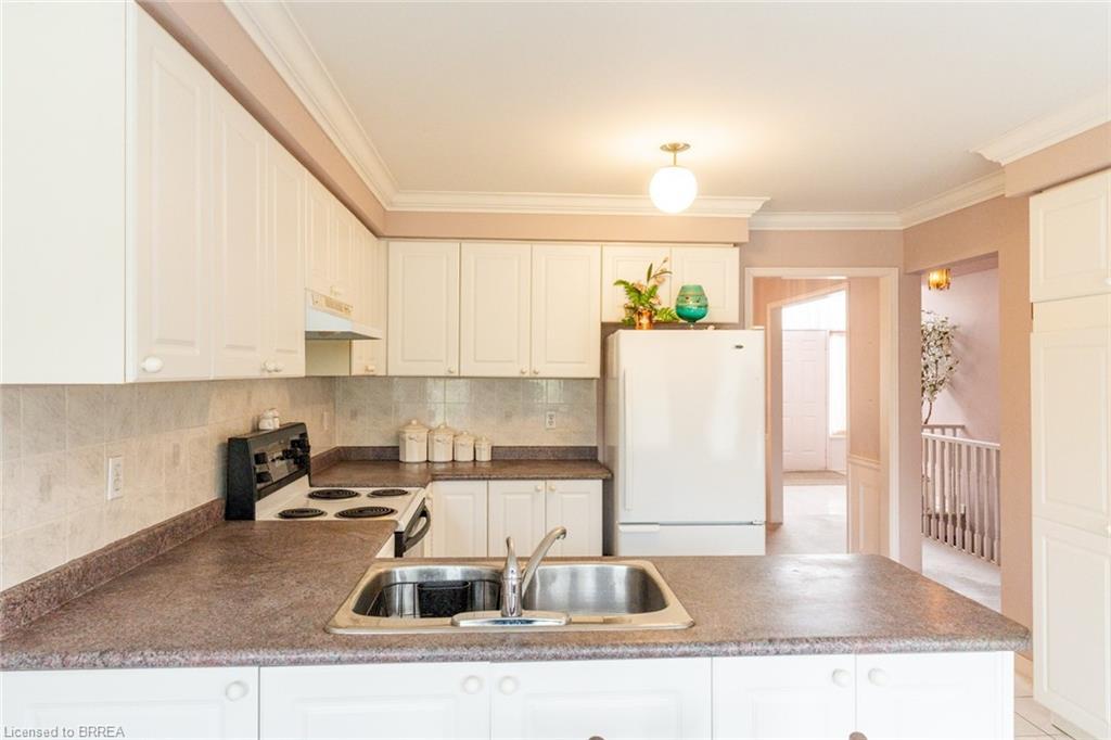47 Maplecrest Lane, Brantford, ON - Indoor Photo Showing Kitchen With Double Sink