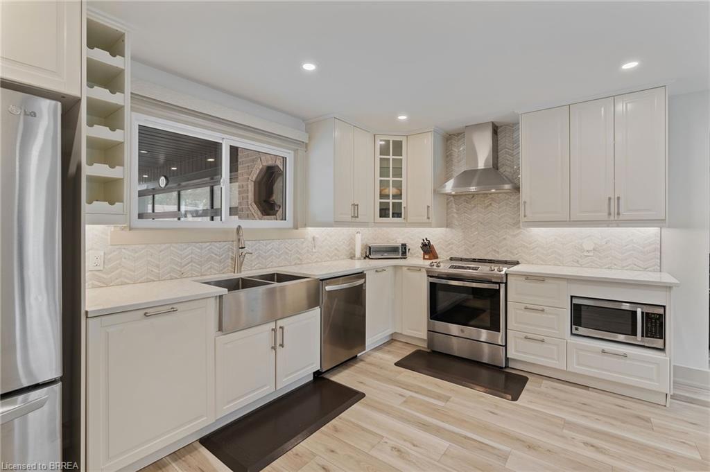 10 Stymie Boulevard, Brantford, ON - Indoor Photo Showing Kitchen With Double Sink With Upgraded Kitchen