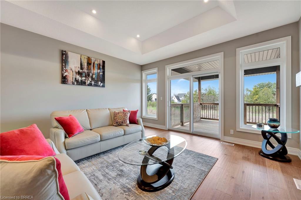 105 Craddock Boulevard, Jarvis, ON - Indoor Photo Showing Living Room