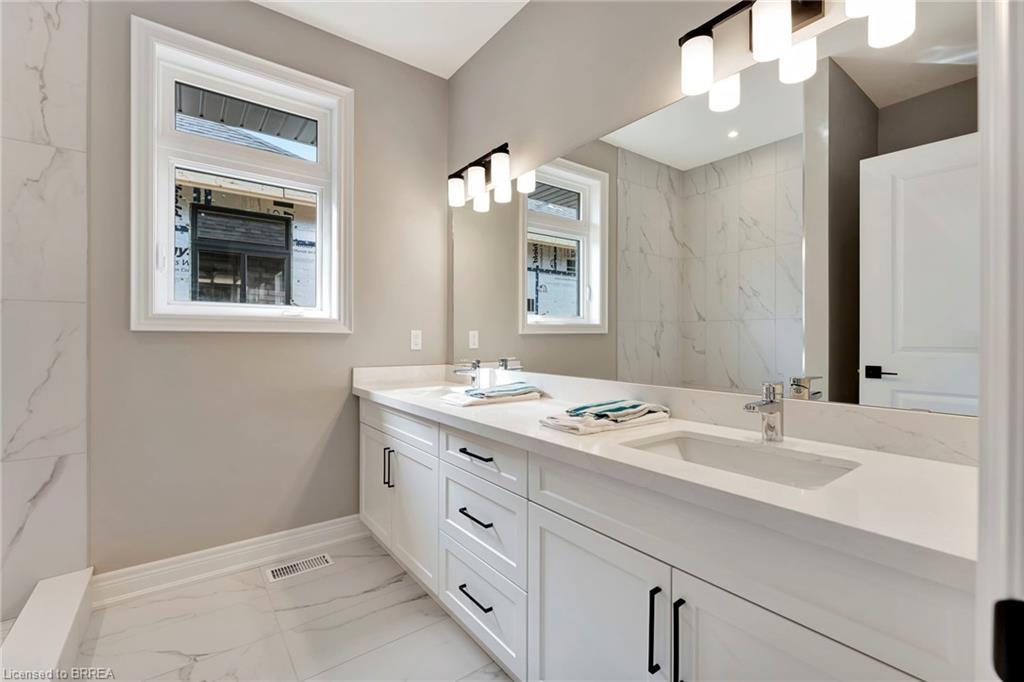 105 Craddock Boulevard, Jarvis, ON - Indoor Photo Showing Bathroom