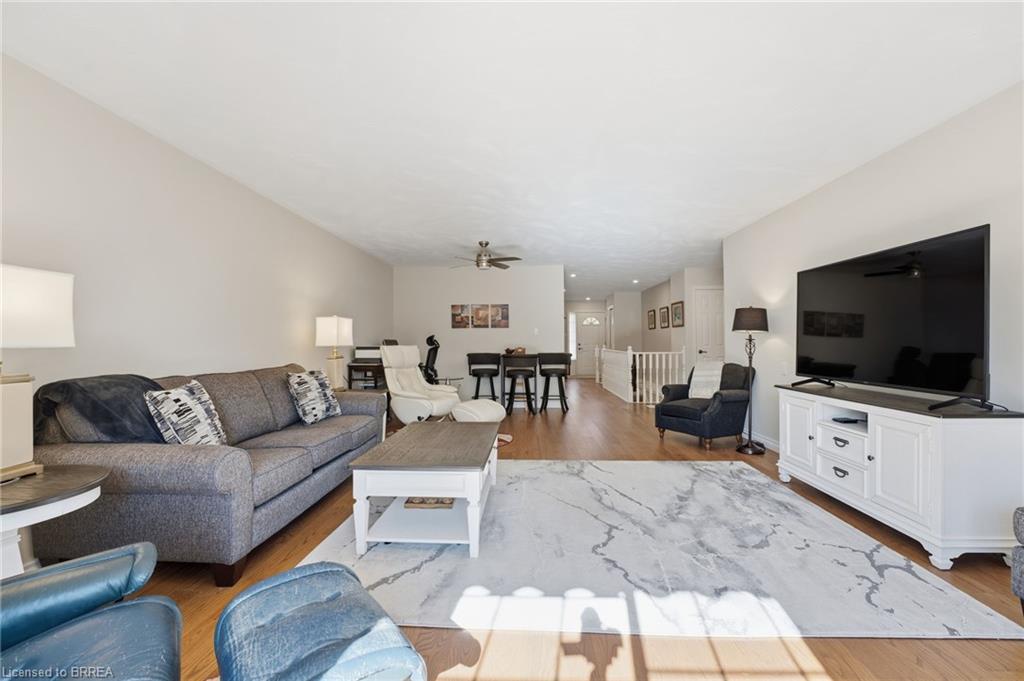 31-53 Heron'S Landing, Woodstock, ON - Indoor Photo Showing Living Room